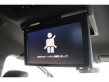 長距離のドライブでも退屈せず快適に過ごせる後席モニター。小さなお子様のいらっしゃるご家庭に特に人気の装備です♪