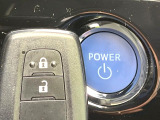 【スマートキー】カバンやポケットに入れたままでもドアの施錠・解錠が可能なスマートキーを装備。エンジンのオン・オフ時もカギを取り出す必要が無いからとっても便利です♪