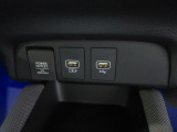 便利なUSBジャック・12V電源ソケットも付いています。周辺機器の充電にご利用頂けます。