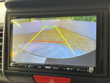 【バックカメラ】駐車時に後方がリアルタイム映像で確認できます。大型商業施設や立体駐車場での駐車時や、夜間のバック時に大活躍!運転スキルに関わらず、今や必須となった装備のひとつです!