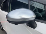 駐車時に便利な電動格納ドアミラーです。