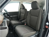 長時間の運転でも疲れにくいよう、膝元にゆとりを持たせた設計のフロントシート。