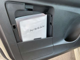 助手席ドアの内側に車検証などのブックを収納できるスペースがあります。