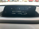 お手元のスマートフォンと接続して頂く事で使用可能な「Apple CarPlay/Android Auto」電話の応答は勿論、メッセージの受信やLINE、音楽接続からナビアプリの使用まで幅広く活躍致します。