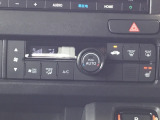 自動で室温調整を行うオートエアコンに加え、運転席には身体を素早く温めるシートヒーターを搭載。冬場の快適性が大幅に向上します。