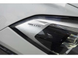 【LEDヘッドライト】先進のテクノロジーを採用し、照射される白色光の周波特性は太陽に近く、自然な明るさで夜道を明確に照らし出します。夜間はもちろん悪天候の日中でも優れた視認性を発揮し、安全性を高めます。