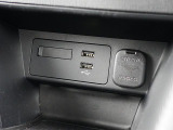 CD/DVD再生プレーヤーは装備されておりませんがフルセグTVチューナー、USB端子やブルートゥースオーディオは備えています。