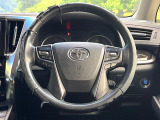 インテリアに合わせたデザインのステアリングは、運転される方のことも考え、運転しやすい形状、大きさです。是非一度、実際に触ってお確かめください。