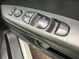 パワーウインドウ(フロントドア、スライドドア)(運転席・助手席・セカンド:ワンタッチ、キーオフ後作動、挟み込み防止機構付)