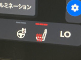 【シートベンチレーション】夏場は涼しい風でお尻や背中の熱やムレを防ぎ、冬はエアコンよりも早く温まります。レザーシートにうれしい装備で、季節を問わず快適に過ごせます。