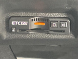 【ETC】有料道路を利用する際に料金所で停止することなく通過できる、ETC車載器(ノンストップ自動料金収受システム機器)が装備されています。セットアップを行うことで利用可能になります。