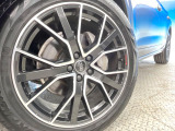 ●オプション20インチアルミホイール:輸入車ならではの卓越した走りを支えるホイールと足回りです!日本車の走りに慣れている方にもぜひ体感して頂きたいほど、高いレベルでまとまっています!