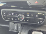 【オートエアコン】一度お好みの温度に設定すれば、車内の温度を検知し風量や温度を自動で調整。暑い&hellip;寒い&hellip;と何度もスイッチ操作をする必要はありません。快適な車内空間には必須の機能ですね♪