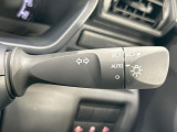 【オートライト】周りの明るさに応じて自動でヘッドライトの点灯・消灯ができる機能です!ライトの付け忘れ・消し忘れなどが無くなり、雨の日や夕方の走行も安心!トンネル通過時も便利ですね♪