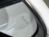 【ブラインドスポットモニター】走行中、ドアミラーの死角になりやすい箇所に後続車が接近するとサイドミラーのレンズに警告を表示!ドライバーに注意喚起をしてくれます。
