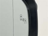 隣車線を走る車両をレーダーで検知し、ドアミラーでは確認しにくい後側方エリアに存在する車両に加え、急接近してくる車両も検知します。車両を検知するとドアミラーに搭載されたLEDインジケーターが点灯します。