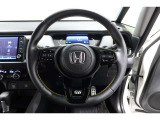 運転中もハンドルでの操作が可能です。特に高速道路等の目が離せない運転時には、便利さだけでなく、安全性も兼ね備えております。