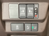 両側電動スライドドアは運転席から操作ができるよう、操作スイッチが付いています。Hondaセンシング用のVSA(ABS+TCS+横滑り抑制)解除と路外逸脱抑制機能などのスイッチがあります。