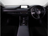 【インパネ周り】視界がよく運転しやすい設計となっております。インパネ周りもすっきりと洗練されたデザインで高級感が溢れています。日々のドライブを飽きさせません。