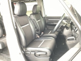 運転席は、大きな座面と包み込むような背もたれがドライバーの身体全体をしっかり支えます。上質なシート素材と座り心地のよいクッションを採用し、長時間の運転やコーナーの多い道も快適です。