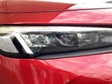 明るく白い光のLEDヘッドライトにより、夜間でも遠くまで見通しやすく、安全性が高まります。