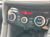 【オートエアコン】一度お好みの温度に設定すれば、車内の温度を検知し風量や温度を自動で調整。暑い&hellip;寒い&hellip;と何度もスイッチ操作をする必要はありません。快適な車内空間には必須の機能ですね♪