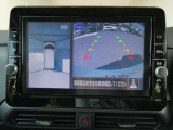 ギアを『R』に入れるとナビ画面に、まるで雲の上から覗いているような映像が映り、駐車をサポートしてくれます。