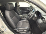 広い足元にゆったり座れるシートには肘掛けも装備しており長距離の運転でも疲れにくくなってます。女性でも運転がしやすいように、シートの高さ調整機能(シートリフター)がついています。