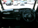 大きなフロントガラスで広々とした視界の運転席まわりです。