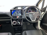 運転席は見やすく整理され、ナビも美しく装着され操作性にも優れています!