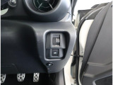 運転席の右下にはトランクオープナースイッチとメーター照明ダイヤルがあります。