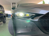 鋭く前方を照らす、LEDヘッドライト。遠くまで視界が開けることで、より安心したストレスのない走行を、提供してくれます。