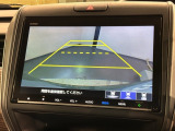 リバースギアに入れるだけで後方の表示へ切り替わります。夜間や雨の日の駐車も楽になりますよ。