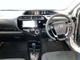 運転席周りのレイアウトをご覧ください。ナビゲーションが綺麗に装着されすっきり収まってますね!