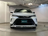 お車購入のポイントとなるフロントマスクです!シャープな目つきが印象的なデザインのヘッドランプです。