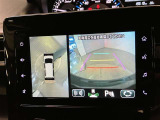 【パノラミックビューモニター】映像で、見づらい車両周辺の確認をアシスト。クルマを真上から見ているような映像を表示。 運転席から確認しにくい車両周囲の状況を把握。