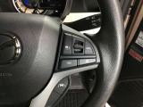 ハンドルにスイッチがたくさんついています。右はクルーズコントロールのスイッチで走行中も運転姿勢を崩すことなく設定できます。