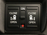 【両側パワースライドドア】両側がパワースライドドアになっており、運転席のスイッチやスマートキーでも開閉が可能です!開口部も広いので乗り降りも楽々♪