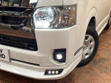 【LEDヘッドライト】悪天候や夜間走行時も良好な視界を確保し安心して運転できる高輝度LEDヘッドライトを装備!点灯速度が早く、消費電力も抑えられています。