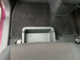 助手席シートアンダーボックスにも荷物が入ります。小物類の整理にも活躍します。