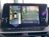 『アラウンドビューモニター』は、空から見下ろすような視点で、スムースな駐車と安全確認をサポートします。