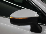 サイドターンランプ付きドアミラー。車両のドレスアップと右左折時の被視認性を兼ね備えたお洒落なミラーです。