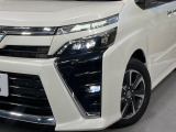 【LEDヘッドライト】悪天候や夜間走行時も良好な視界を確保し安心して運転できる高輝度LEDヘッドライトを装備!点灯速度が早く、消費電力も抑えられています。