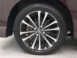 純正アルミホイールは精度が高く、走行の安定性が優れています。タイヤサイズ175/55R15