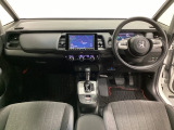 車内は光触媒抗菌消臭施工済です。スタイリッシュなデザインでスポーティなインパネ周りを演出します。グローブボックスやカップホルダーのほかにトレーなどたくさんの収納スペースが付いています。