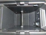 アームレスト内の収納部に、USBポートを二口備えています。運転席と助手席それぞれのスマホや電子小物を充電可能です。