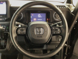 運転にかかわる様々な操作を安全に行えるように視点移動が少なく操作性に配慮されたスイッチ類が凝縮されたコクピットです。