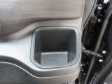 運転席右側のドリンクホルダーです。