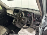 水平基調のインテリアデザインがすっきりとした車内と見晴らしのよい視界を与えてくれます♪