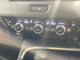 【オートエアコン】一度お好みの温度に設定すれば、車内の温度を検知し風量や温度を自動で調整。暑い&hellip;寒い&hellip;と何度もスイッチ操作をする必要はありません。快適な車内空間には必須の機能ですね♪